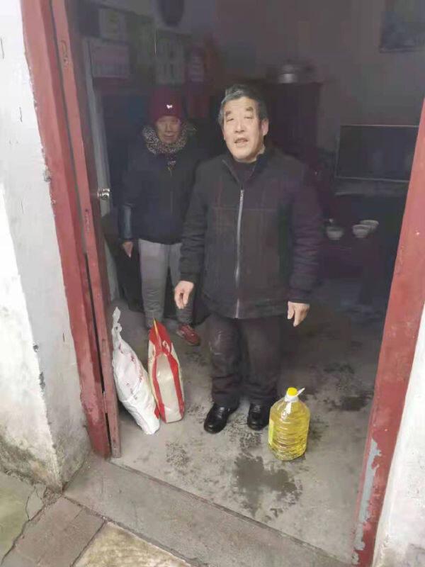 河南唐河县湖阳镇干部新春前夕走访慰问困难群众