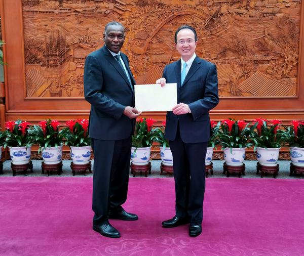 外交部礼宾司司长洪磊接受苏丹新任驻华大使萨迪格递交国书副本