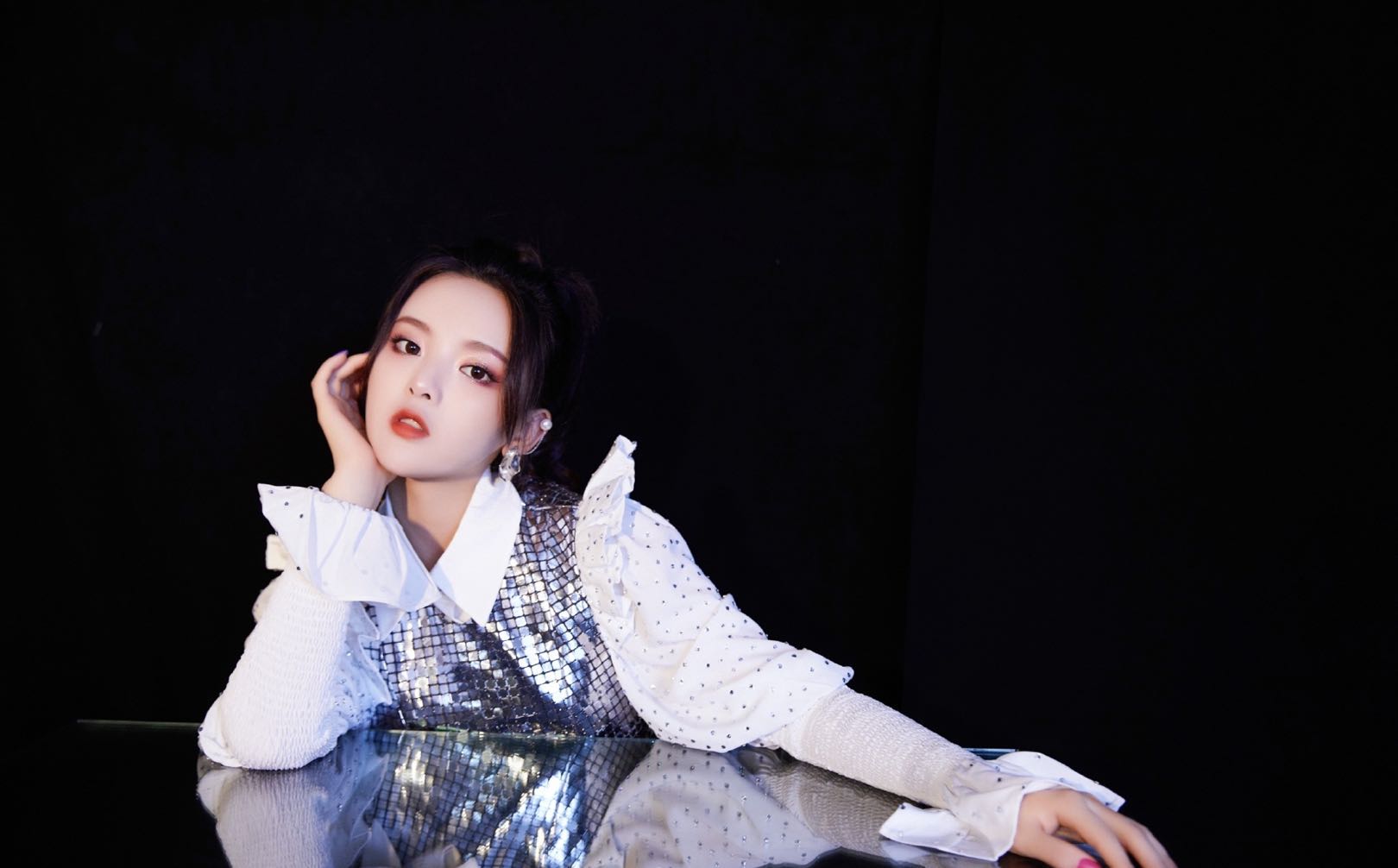 杨超越解散光速改认证,其他成员散满天星,网友:祝好运