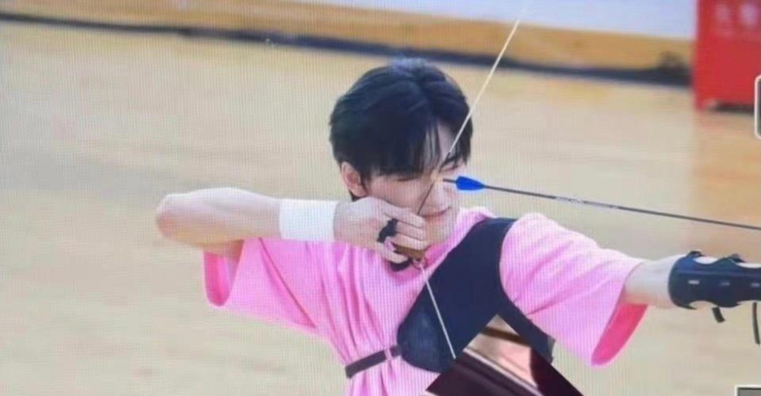 宋亚轩射箭路透,竟然把弓弦给拉断了hh