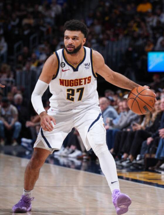 贾马尔-穆雷垃圾时间崴脚受伤,被搀扶回更衣室