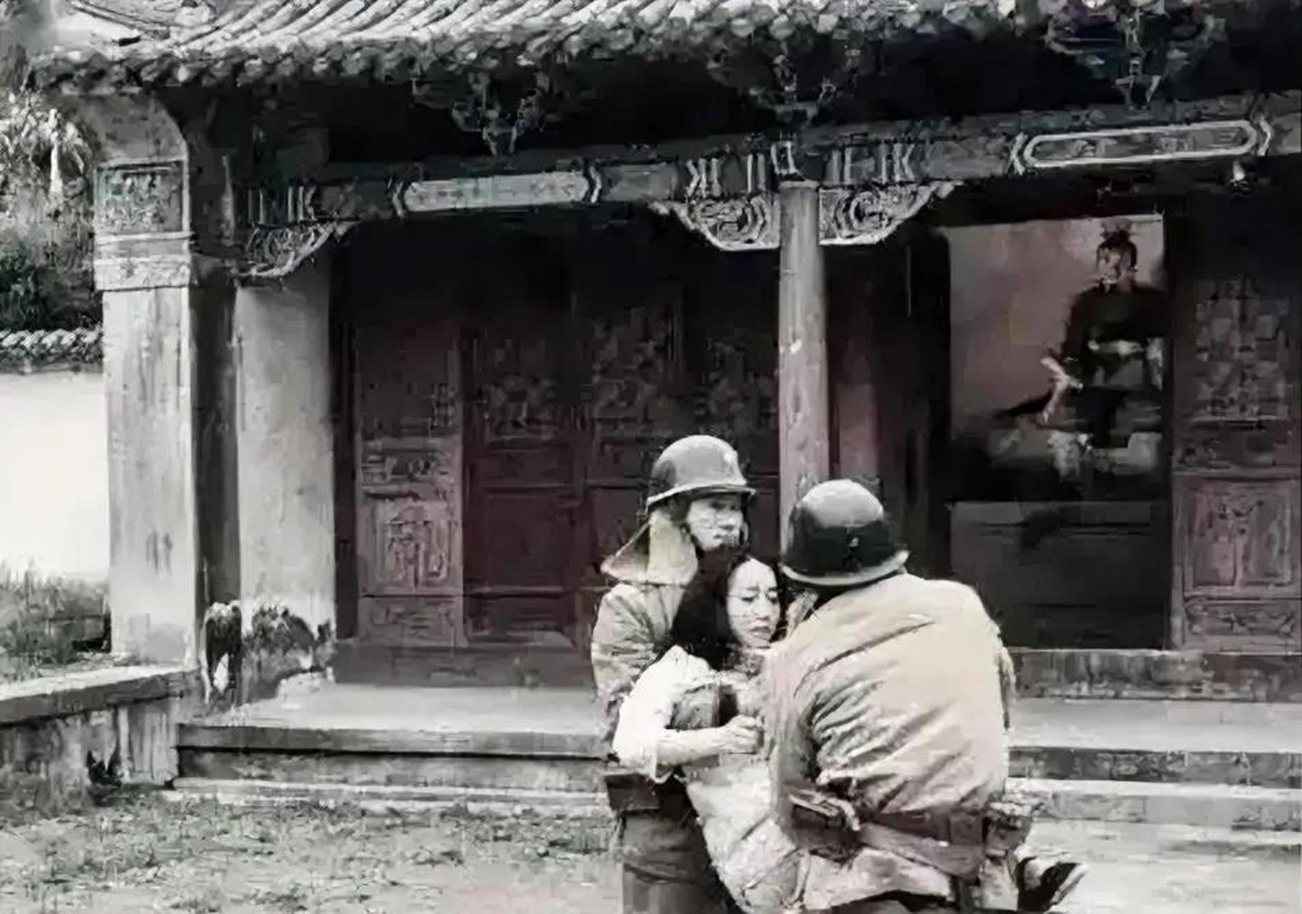 年代,两名鬼子抬着一位相貌姣丽,眉目如画的中国女孩,来到一处寺庙里