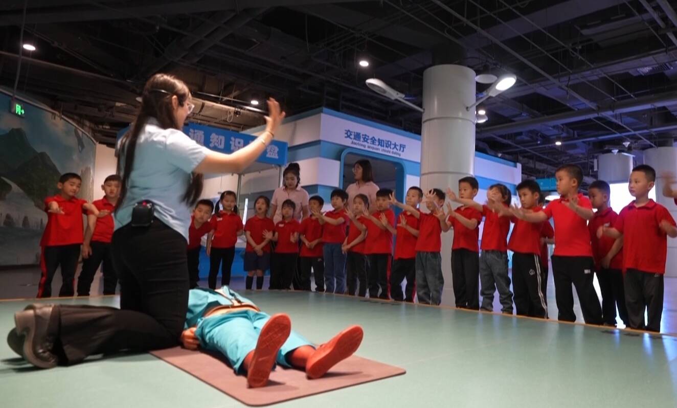 东营:安全体验馆学"技能" 防灾减灾从娃娃抓起