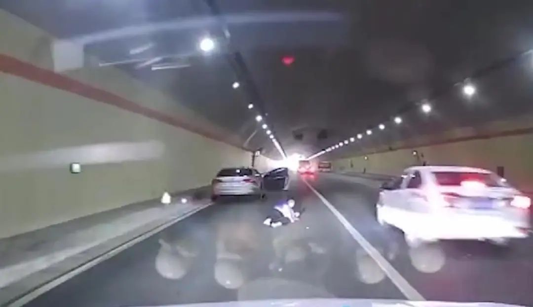 惊险!西宁高速隧道内一女子跳车