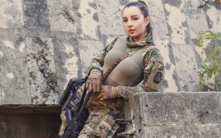 俄罗斯女兵身材高挑且颜值高,退伍后,为啥却为嫁不出去发愁?