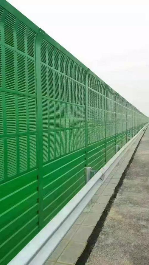 高速公路高架桥中间的绿色挡板是什么?