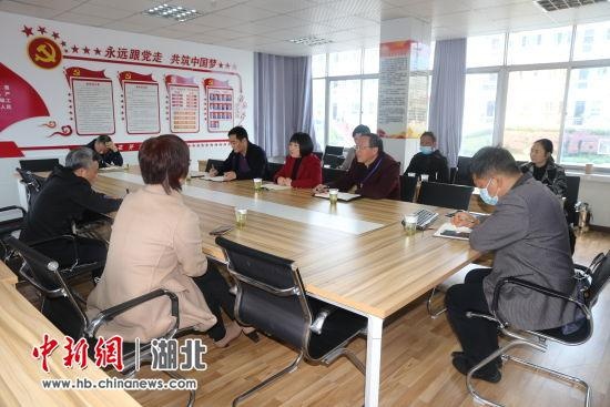 田大甲走访全国人大代表并调研长阳基础教育工作