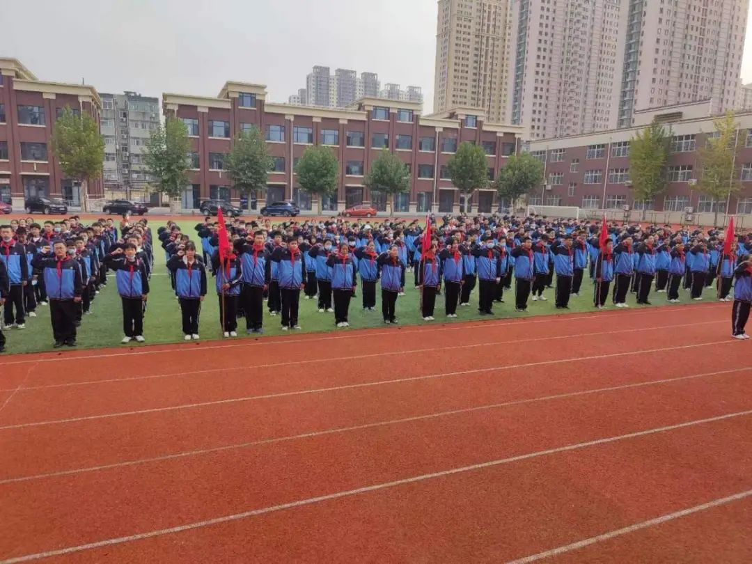 潍坊五中庆祝第73个建队节暨初一年级建队仪式顺利举行
