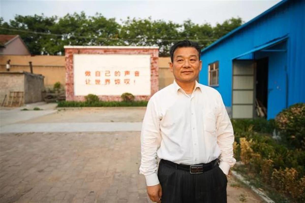 年轻时的赵卫国在雅特乐器工厂前(受访者供图)赵卫国从零开始做国产