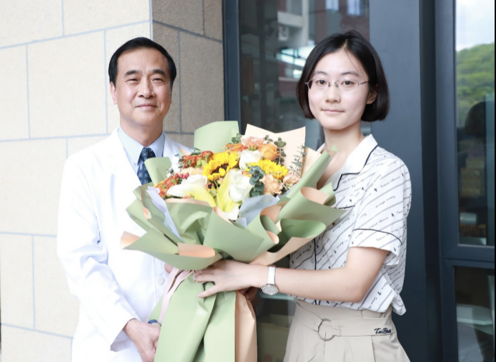 何裕隆为学生代表送上鲜花