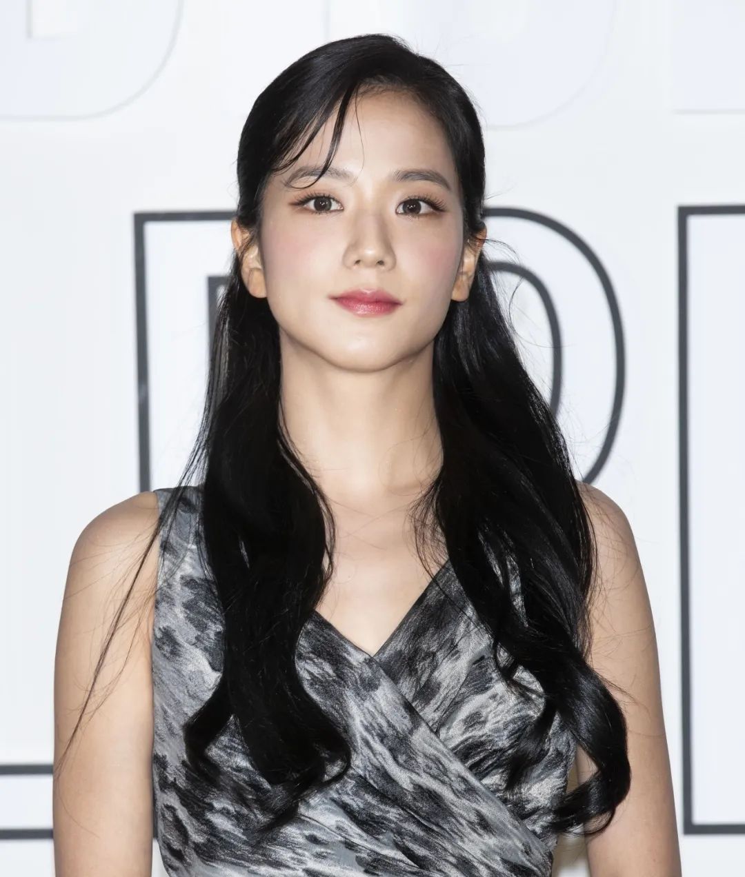 惊喜国际秀场闪耀亮相后jisoo给你送来一份造型攻略