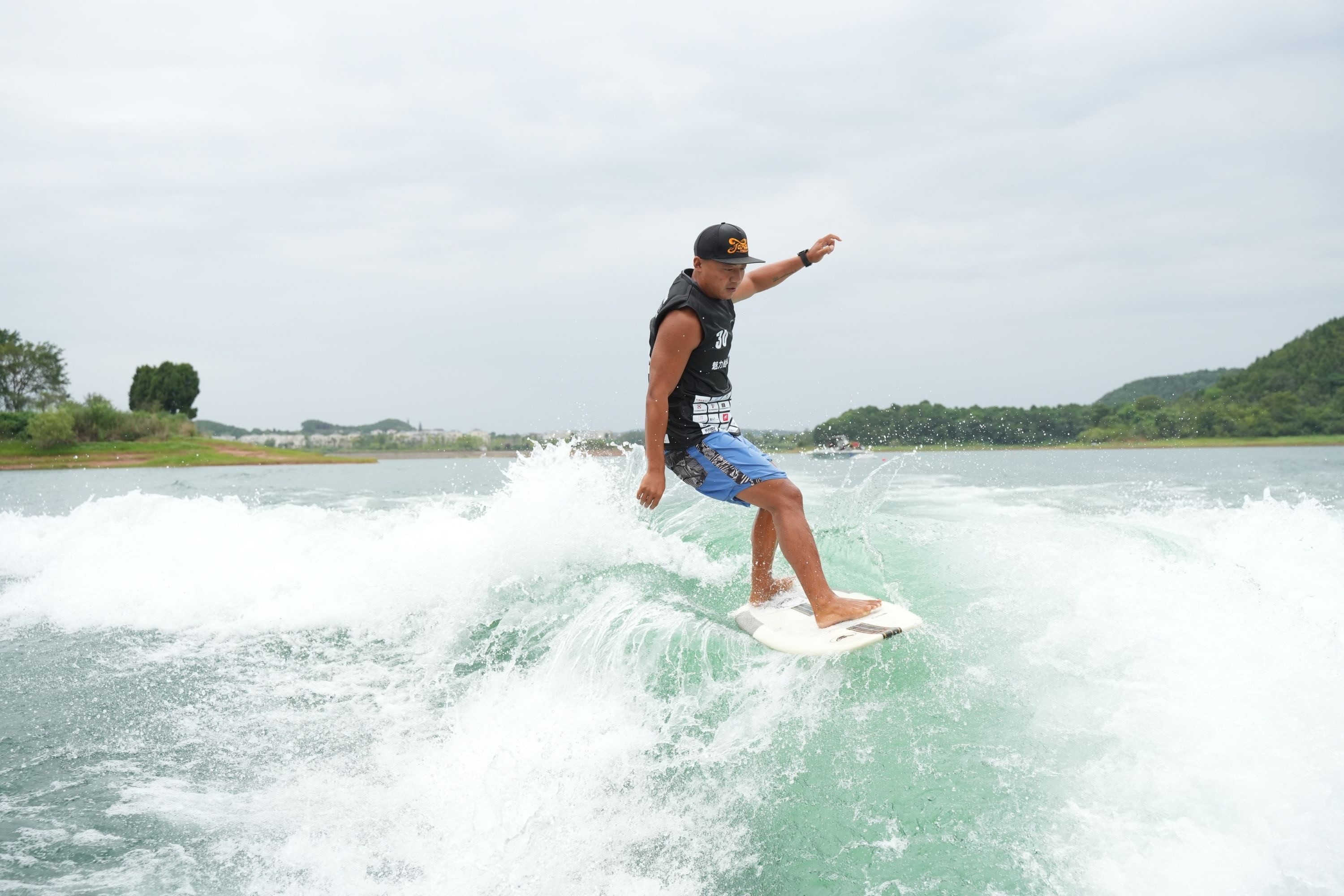 浪尖起舞!中国尾波(冲浪·滑水)公开赛绵阳·仙海站开赛