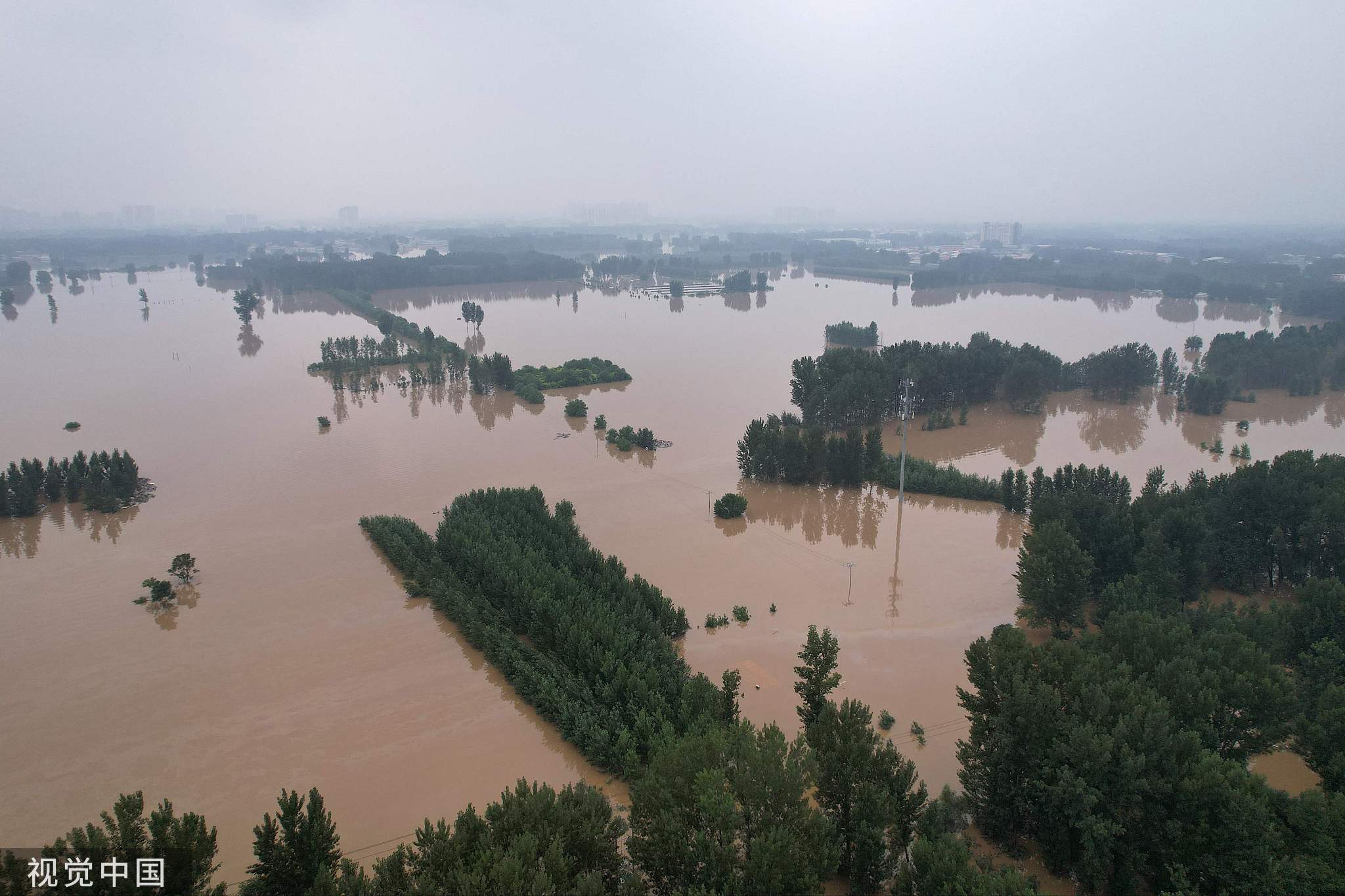 極端氣候造成了巨大的人員傷亡和財產損失:今年北京,河北兩地的暴雨