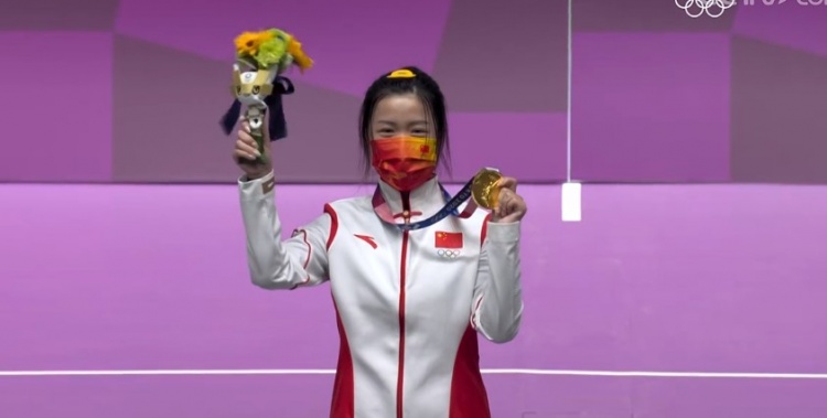 行注目礼!杨倩站上最高领奖台 五星红旗率先在东京奥运会升起