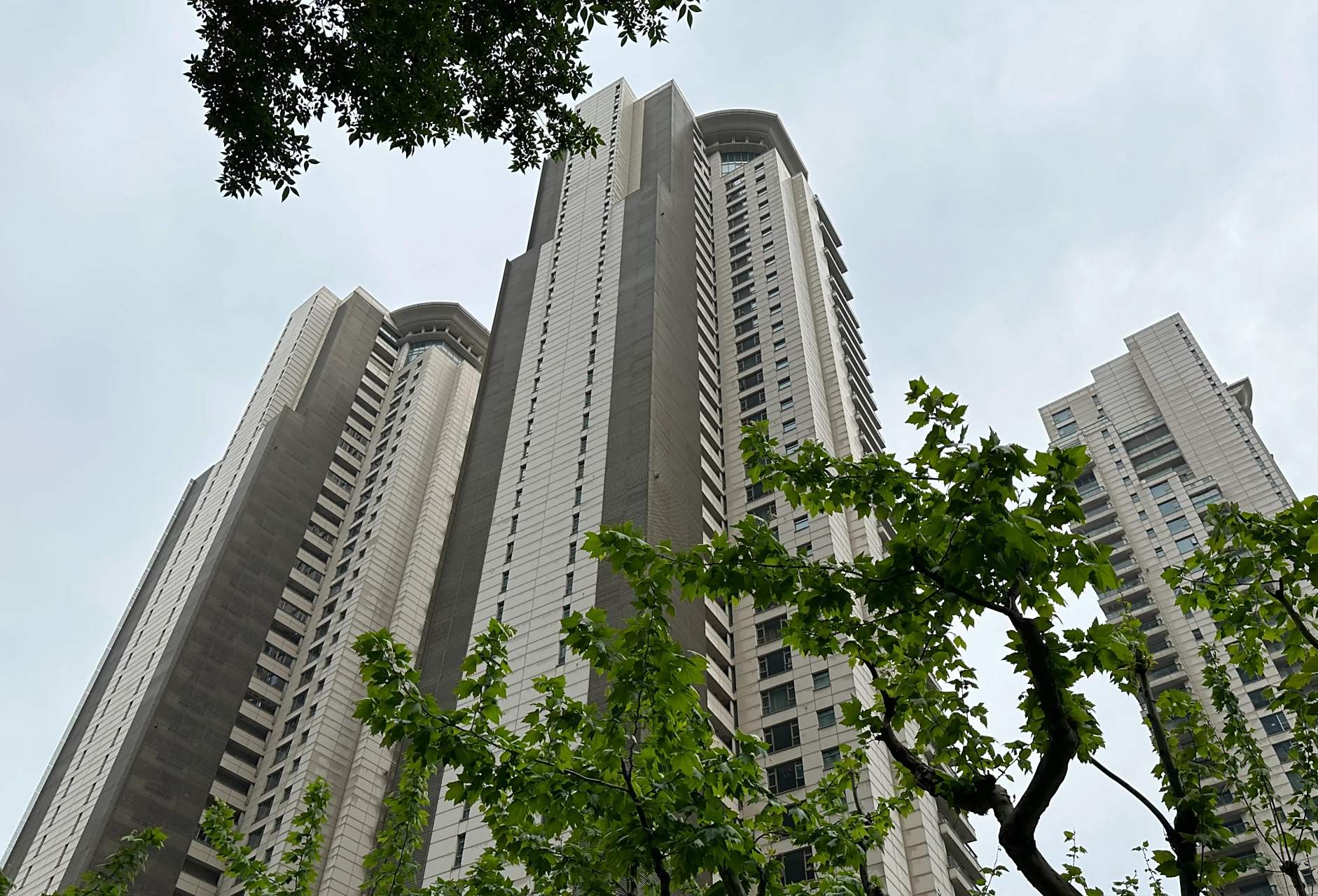 汤臣一品的楼还真没感觉有多好 从外观看来跟普通小区楼差不多 好几个