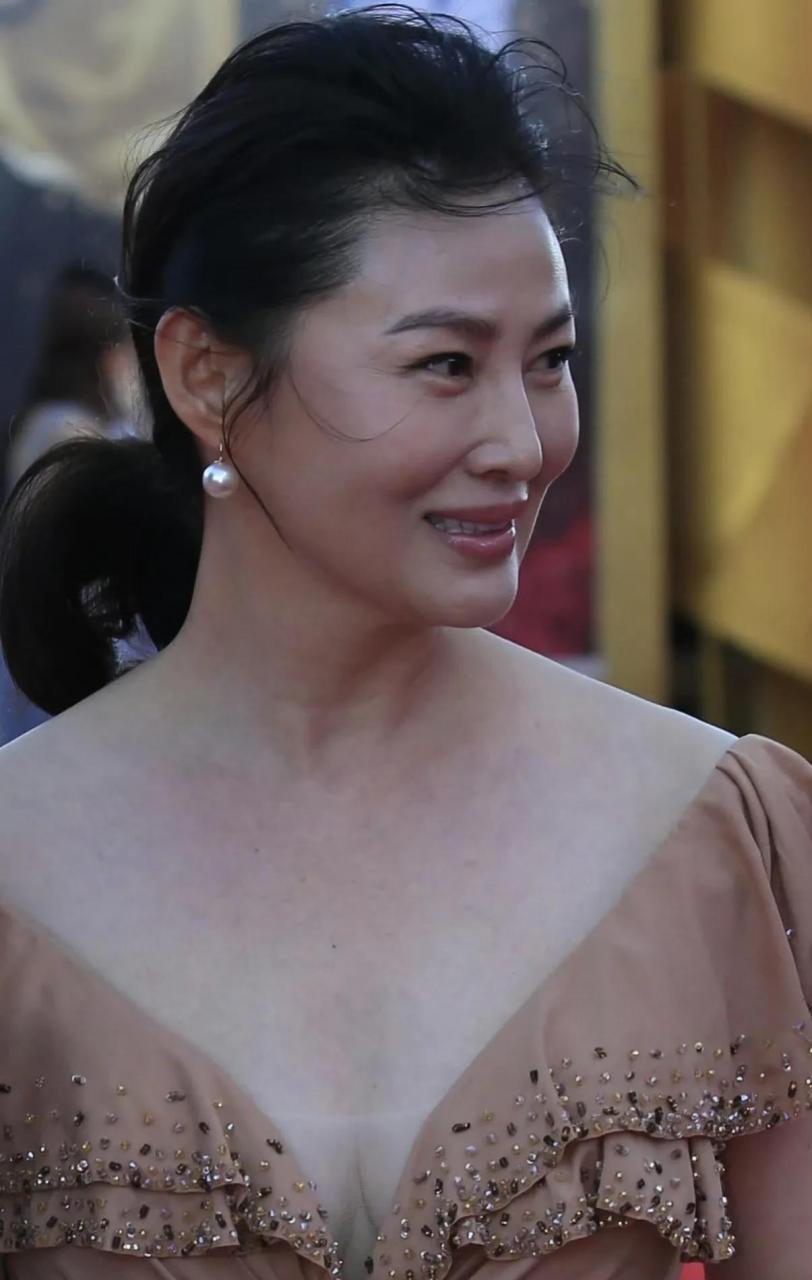 王思懿的这件礼服,在设计上非常的简约,常规的修身版型,自然地勾勒出