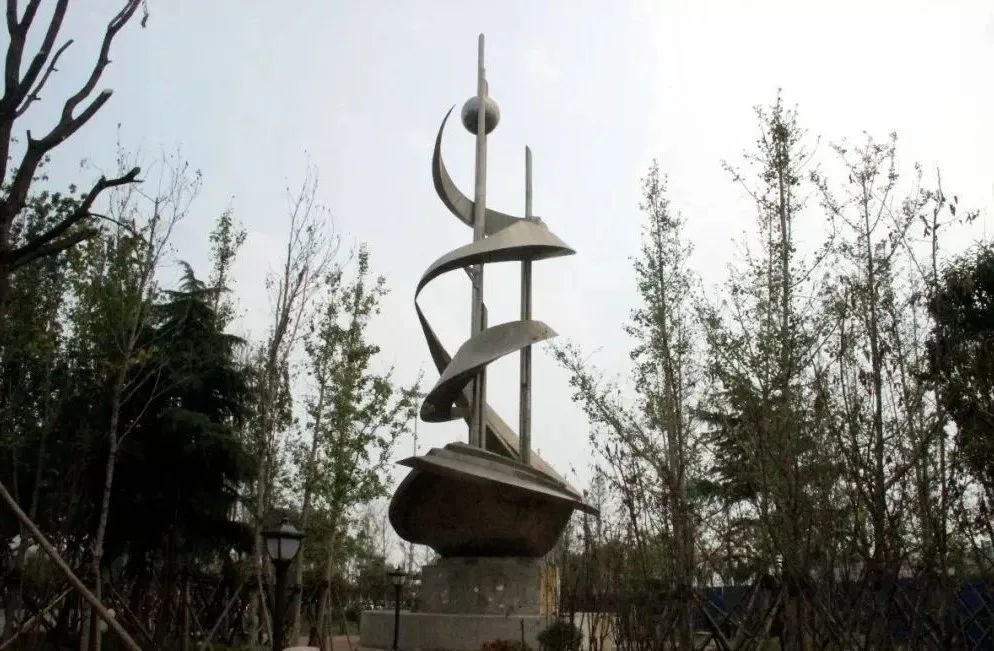 每日一图(149):安阳德昌园"玄鸟"雕塑——编辑/商氏资讯公众号