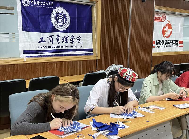 中国中亚大学生共同研学非物质文化遗产