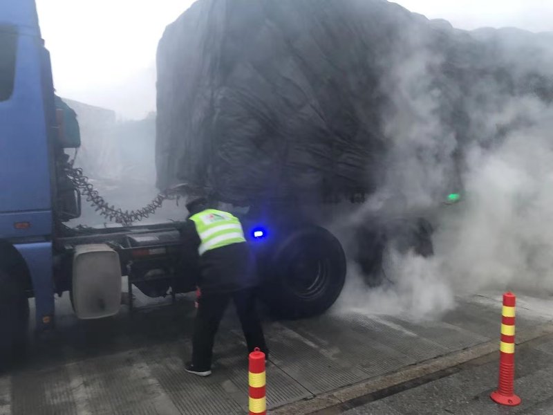 快速響應!山東高速鄒平西服務區員工成功救援自燃貨車