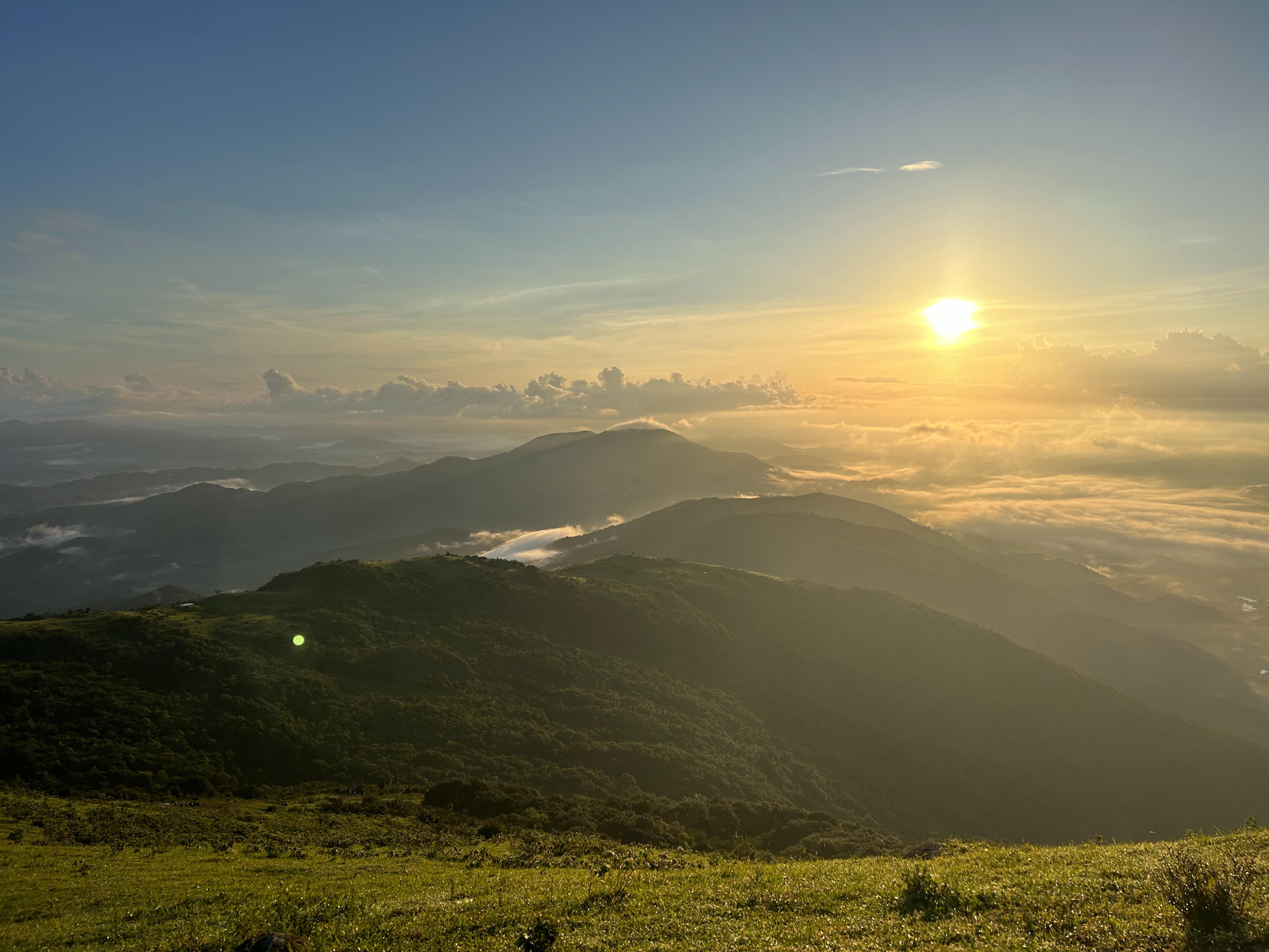 广西防城港哪里可以登山—望洲顶游玩攻略,蓝天碧草,天然山路