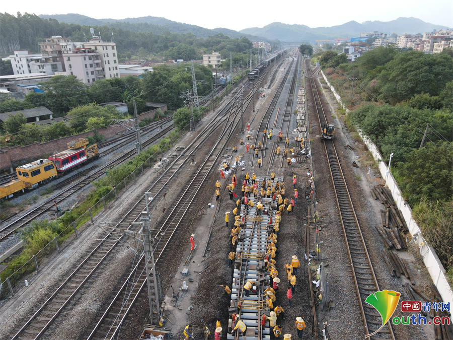 道岔整体"移花接木"——广州工务段韶关直通场更换道岔火热推进