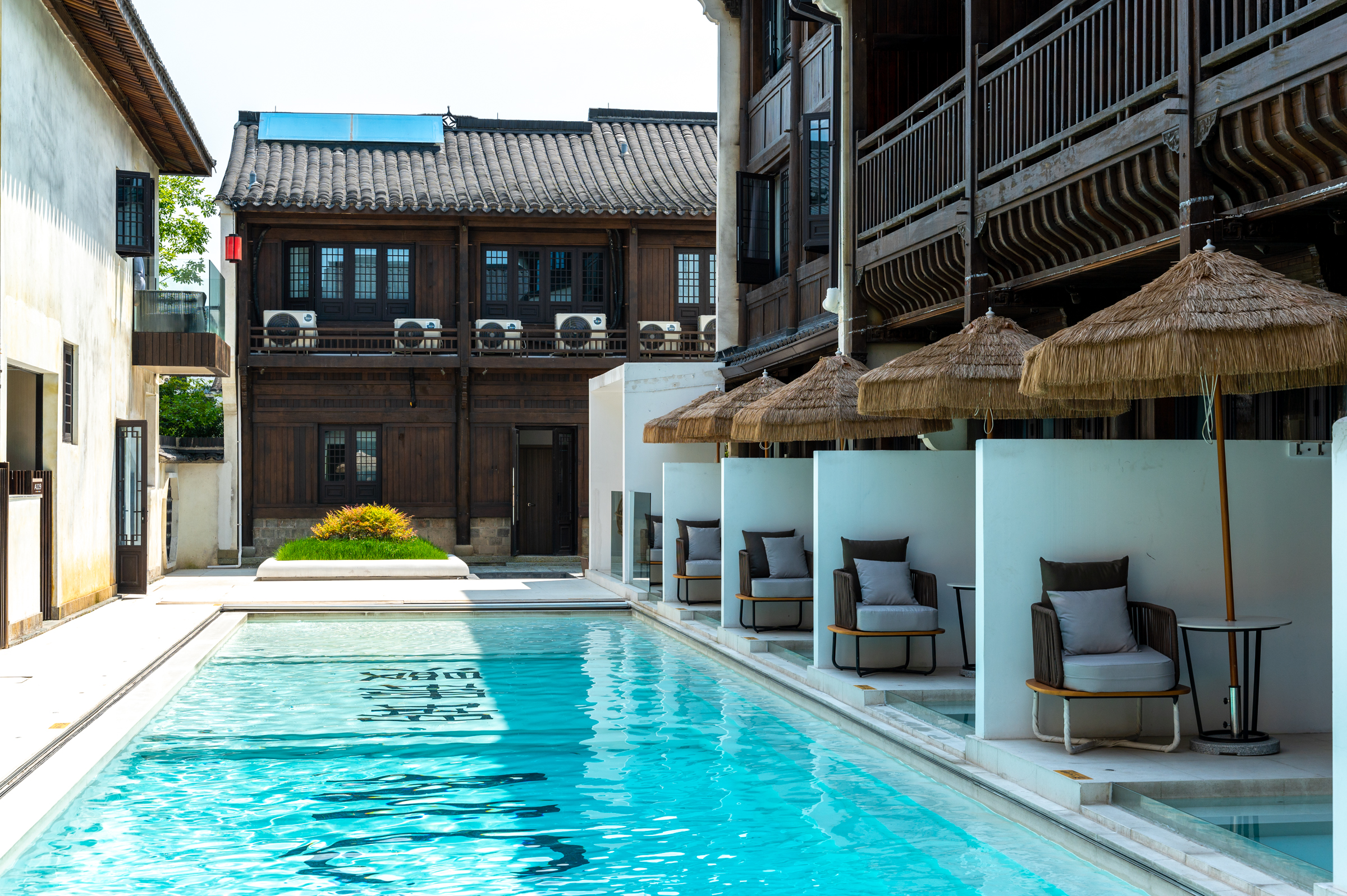 建德梅城镇网红民宿,散落在粉墙黛瓦里的露天泳池,景色超美