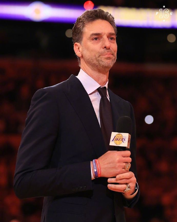 湖人正式退役加索尔16号战袍