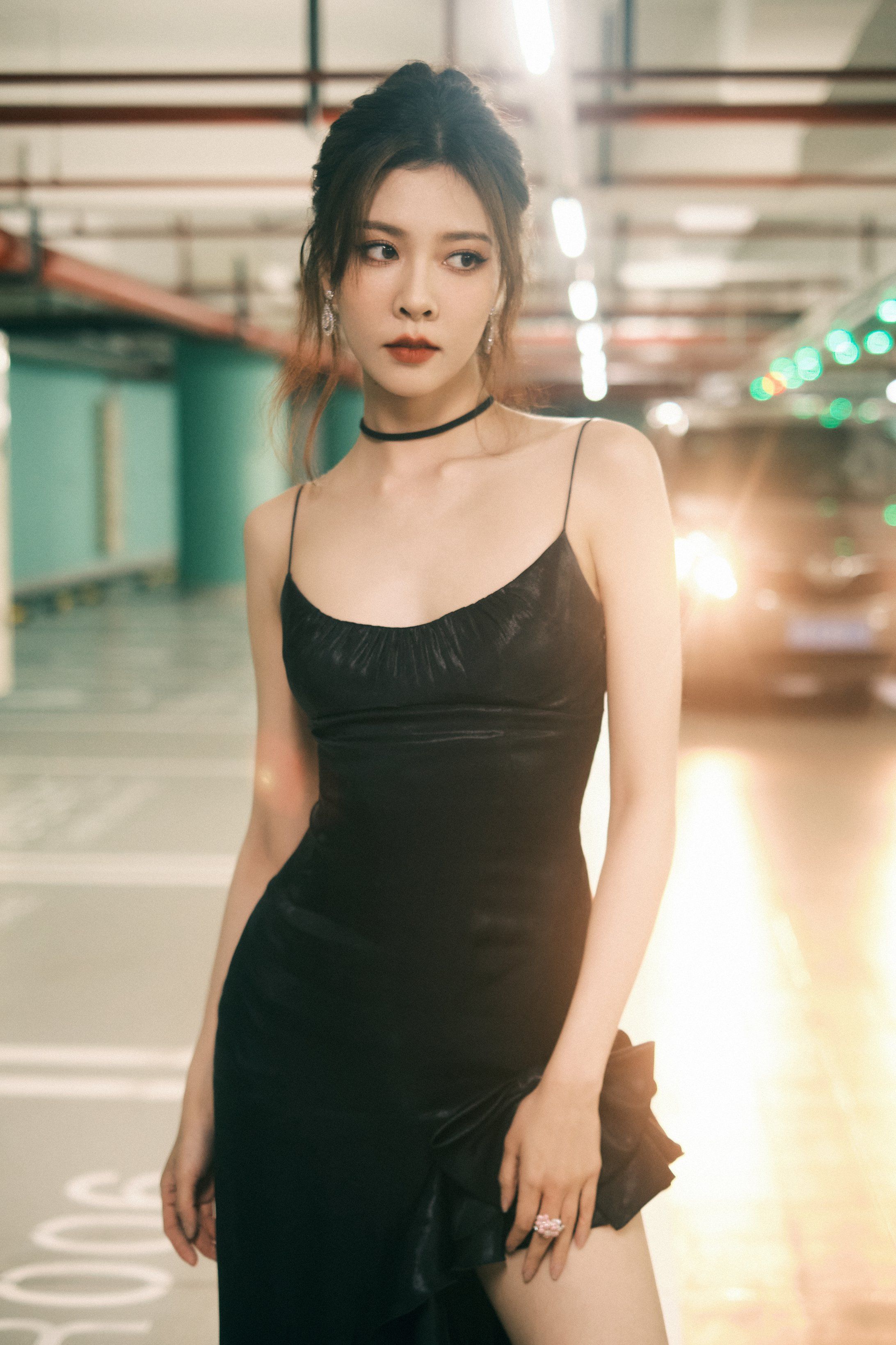 宋妍霏黑色吊带连衣裙大长腿性感写真