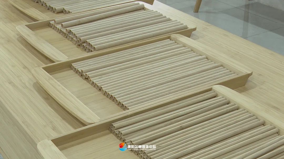 而且没有破坏竹纤维,可无限接长,这是竹吸管能够连续式工业化生产的