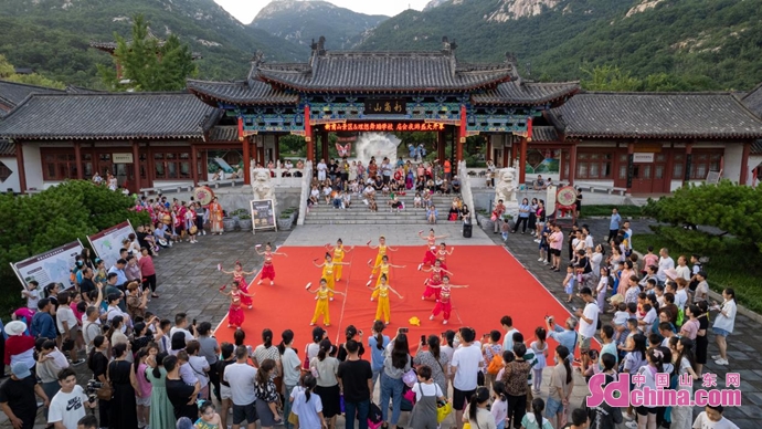 新泰市新甫山灯会图片