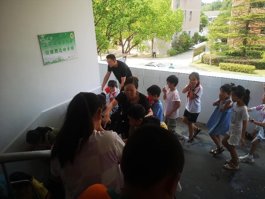 柳叶湖旅游度假区白鹤镇中学举行消防疏散演练