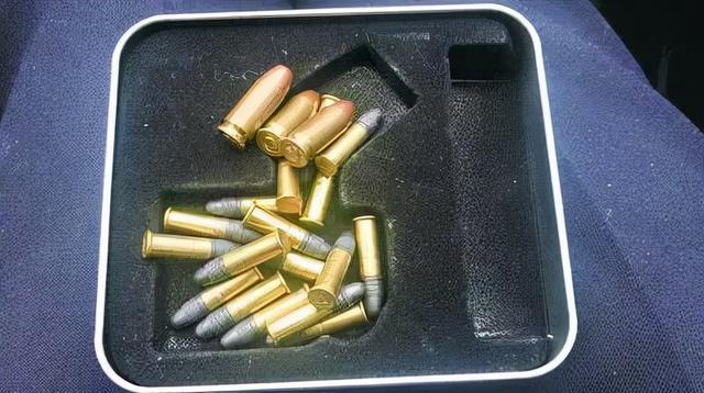 则是30多年前觉得好玩,自己用钢管和木头手工制作的,用黑火药发射铁砂