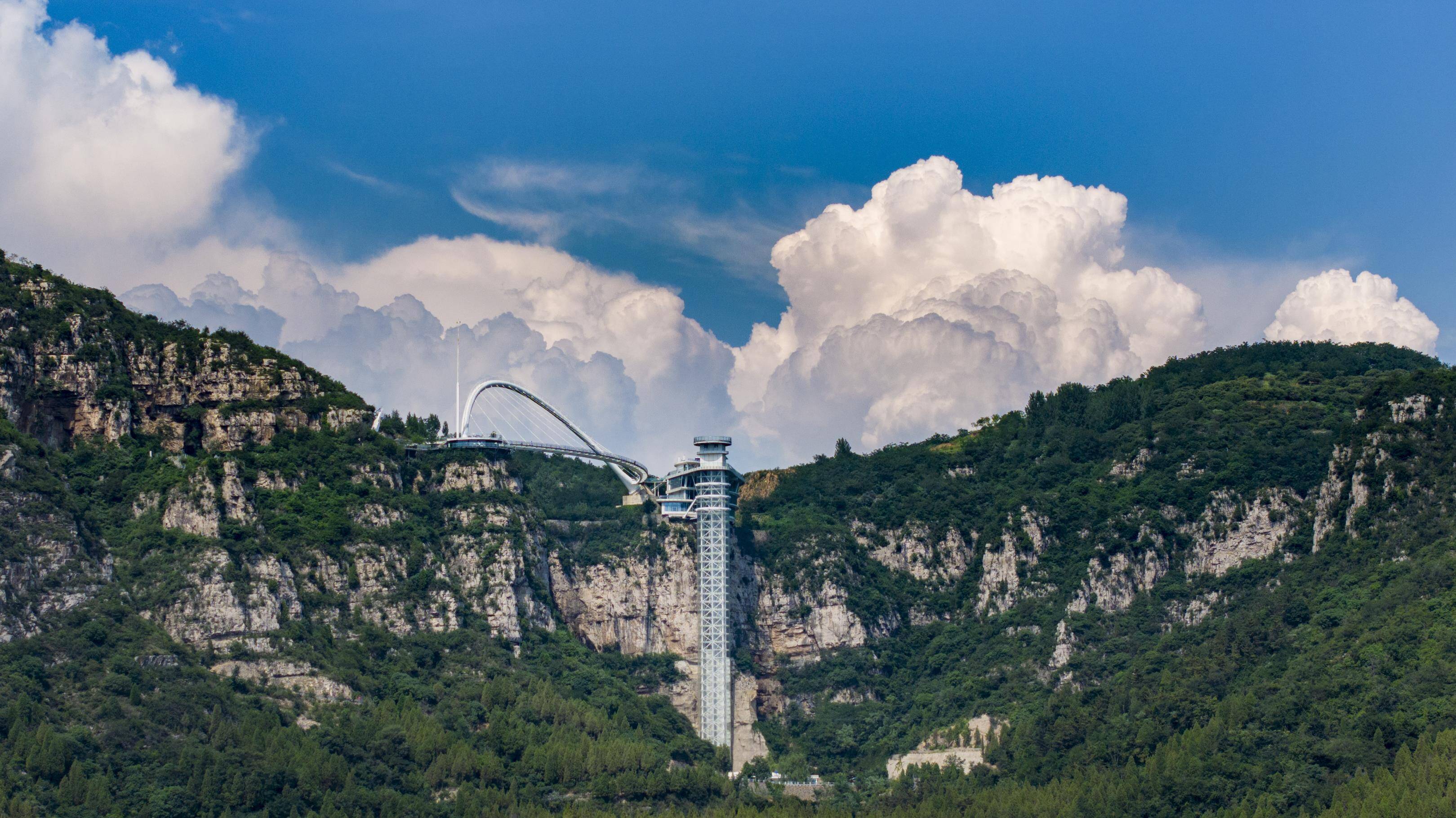 天空滤镜!淄博潭溪山现超大"棉花糖"云