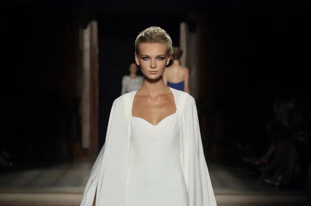 超模们不同的台步特点