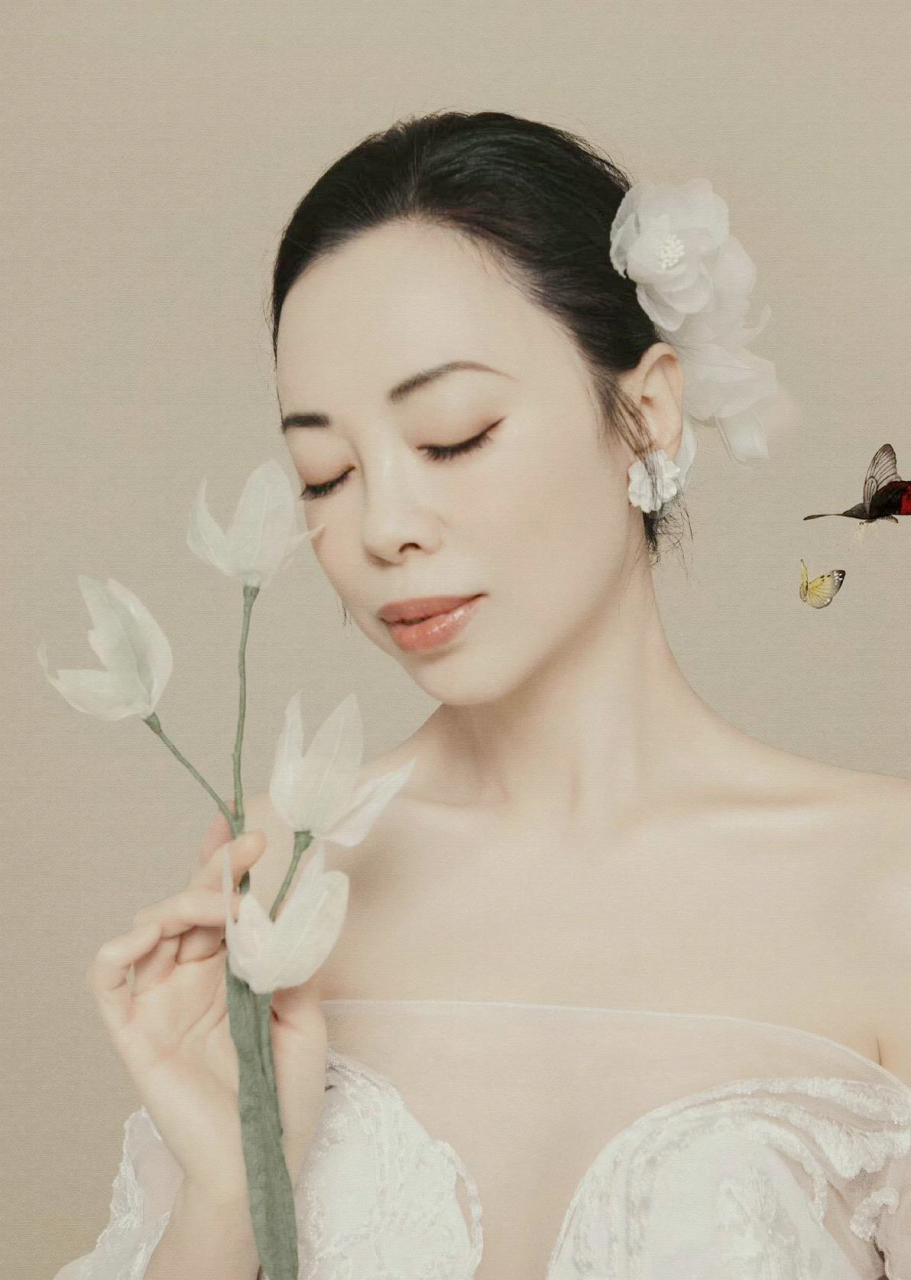 黄绮珊工笔画的照片一炮走红,除了嘴巴难看,其他都好看.