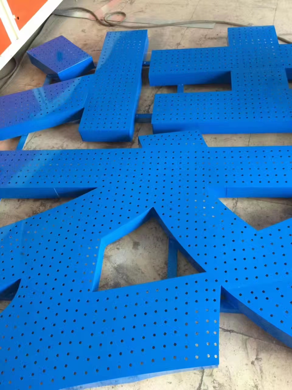 冲孔发光字一般都是什么材料的?