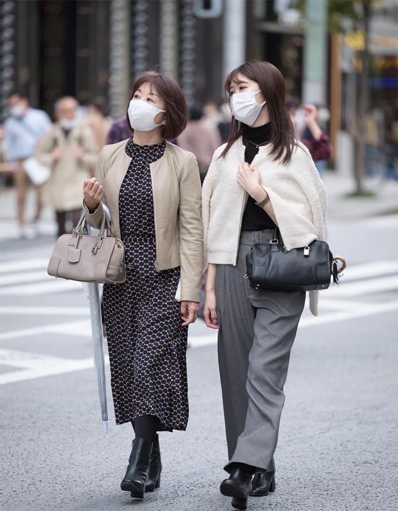 被日本女生街拍圈粉了!不穿花裙,吊带,少穿运动鞋,反而更高级