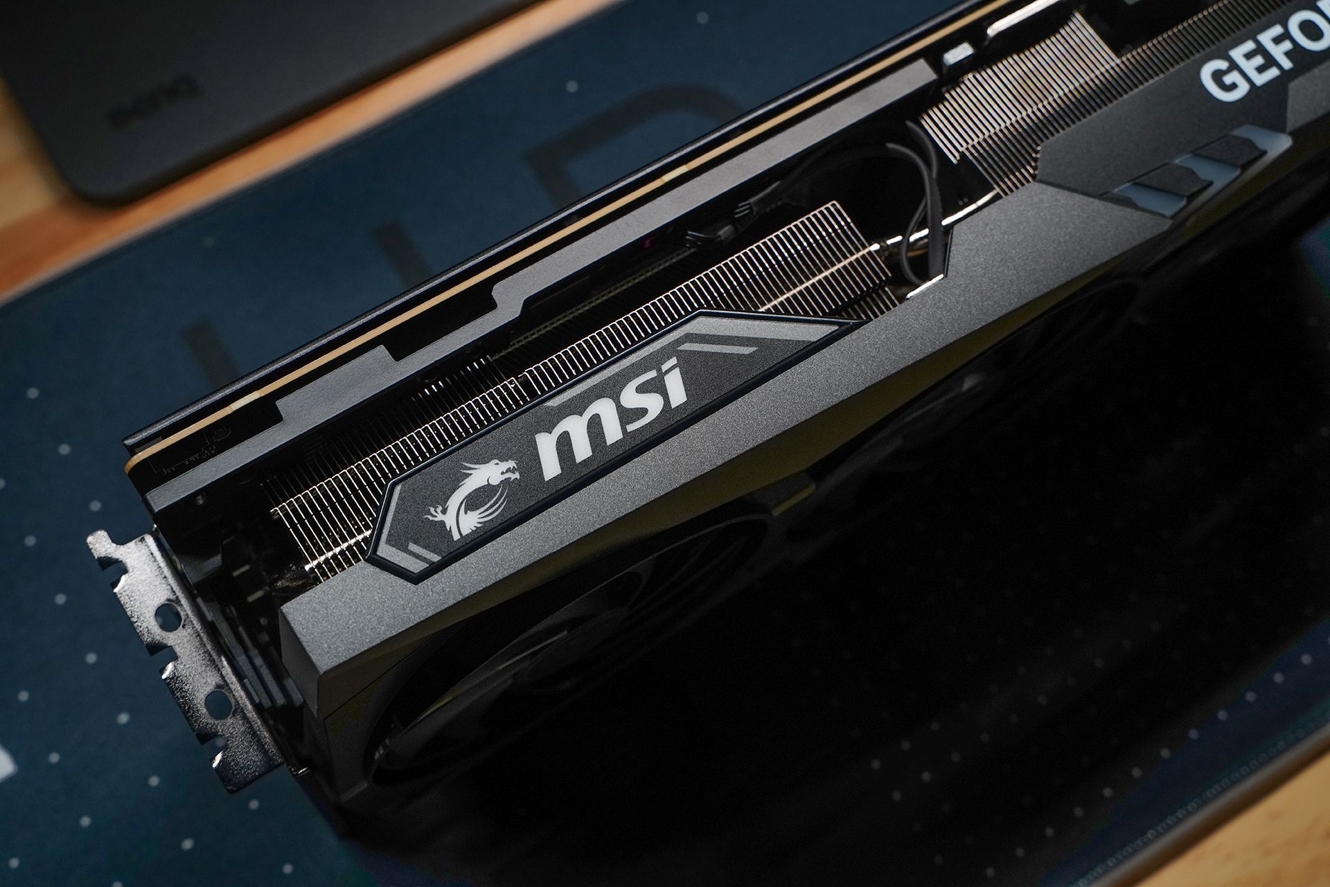 直接把上代大哥秒飞 微星rtx4080魔龙首发评测