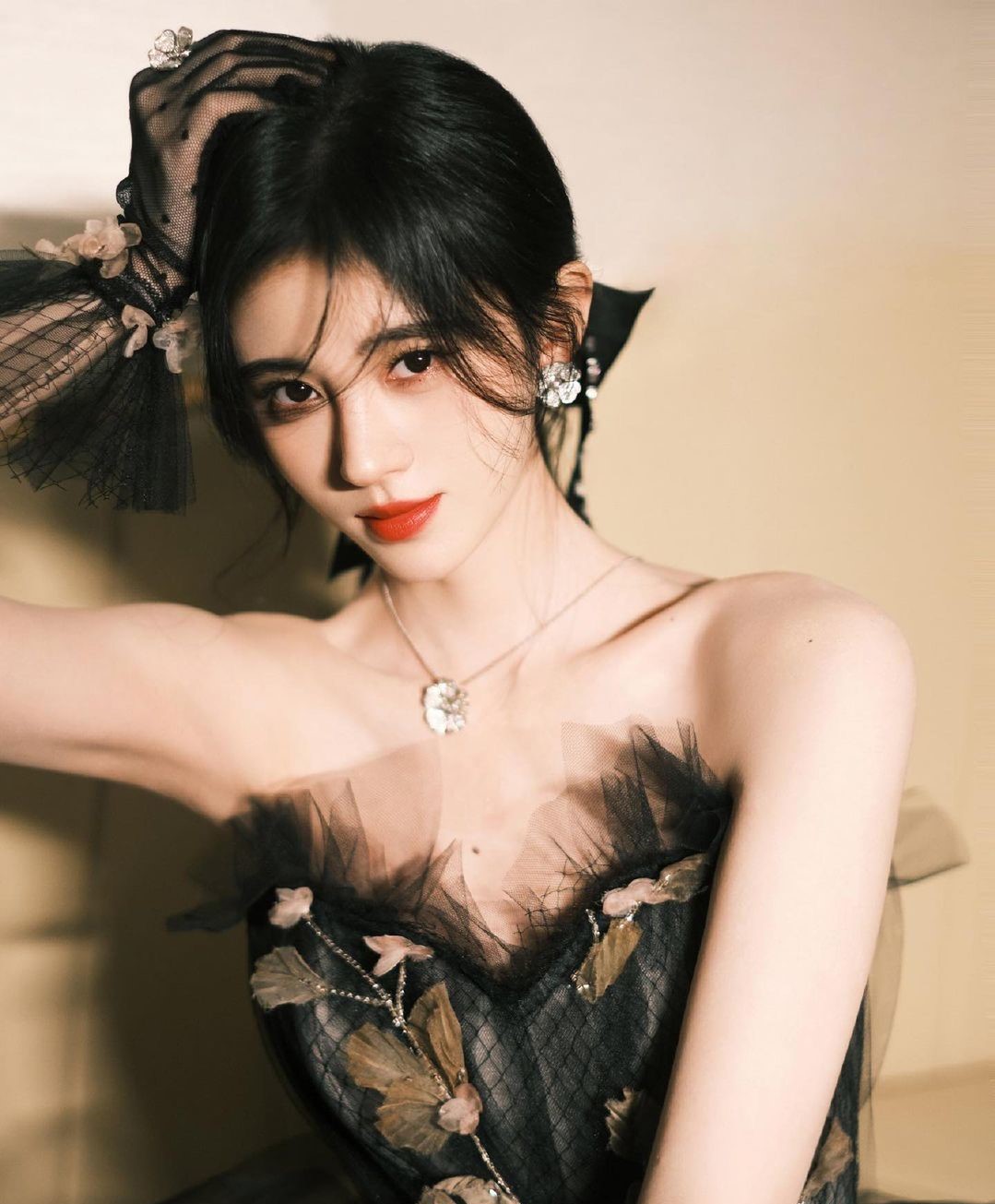 鞠婧祎浅黑复古纱裙高贵优雅,甜美温柔绝绝子