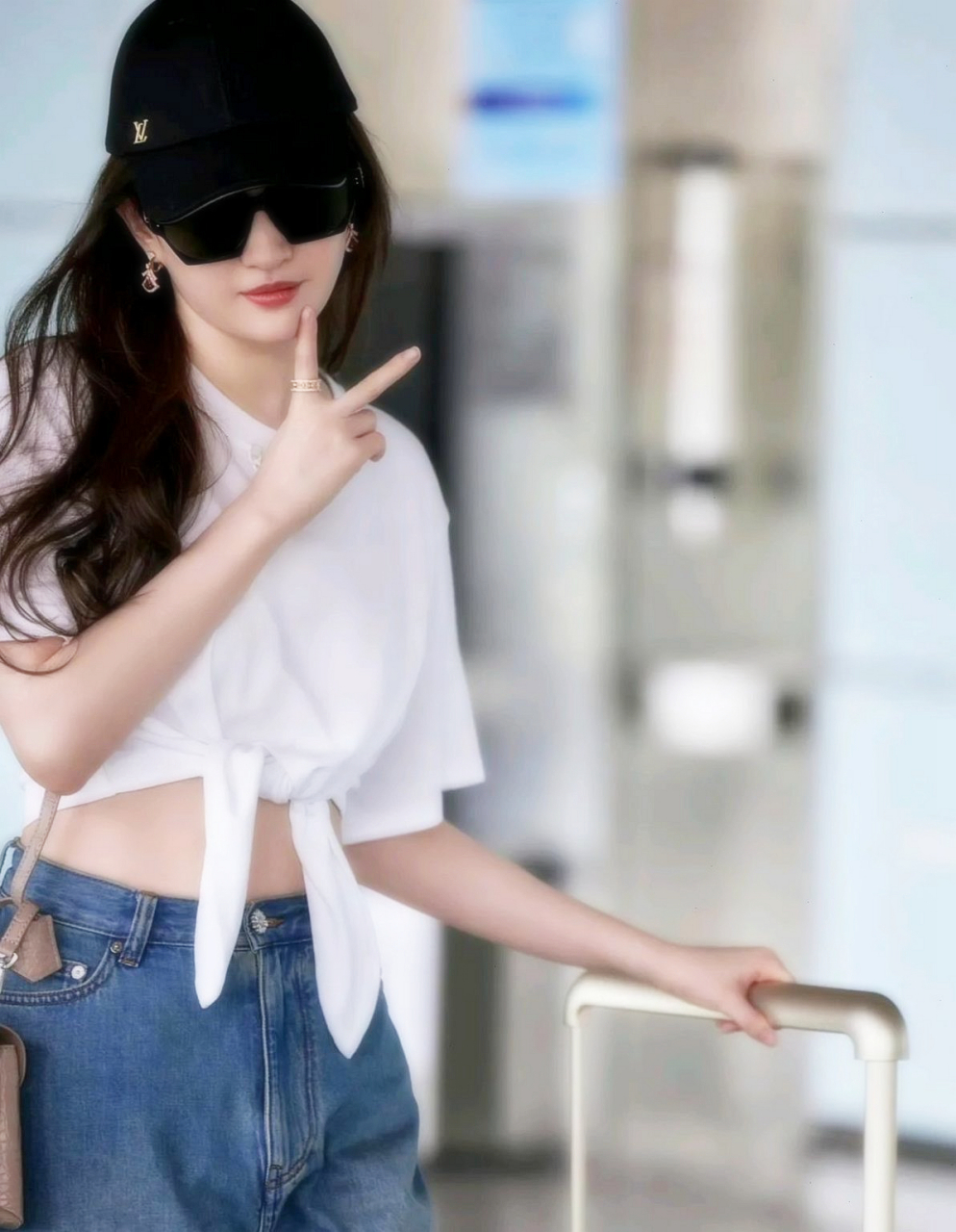刘亦菲机场穿搭look lv简约设计高腰白色短袖打结西装搭配牛仔裤