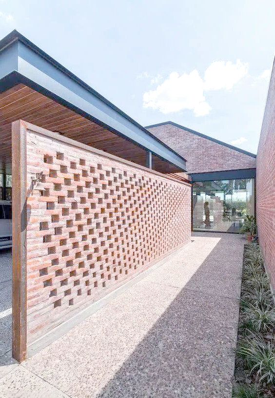 农村老爸利用红砖砌成独特镂空院墙,全村独此一家