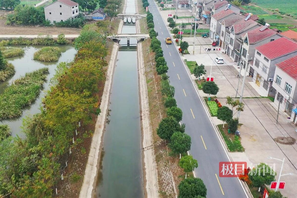 事发现场新民渠鸟瞰。（江陵县融媒体中心视频截图）.jpg