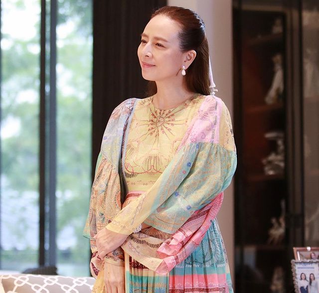 泰国华裔富婆伍伦盼,55岁"冻龄"美人,破洞牛仔裤穿出少女感