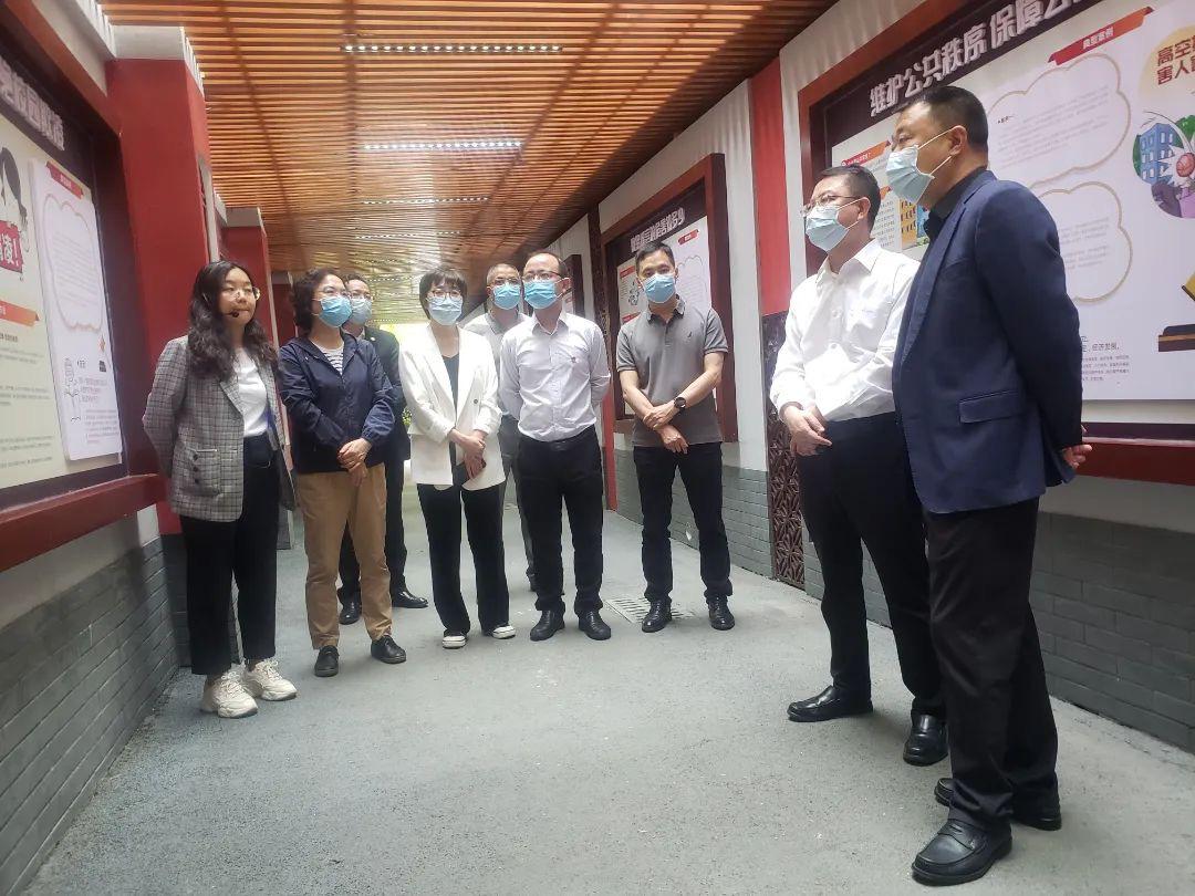 旌阳区人大唐平主任一行到德阳七中调研法律进学校