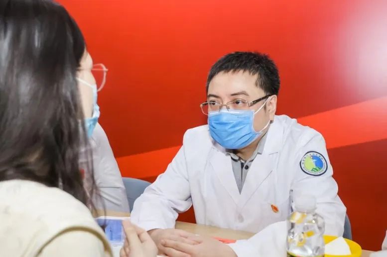 同仁医院专家们为就诊群众一一耐心问诊答疑,提供助听器验配,头颈