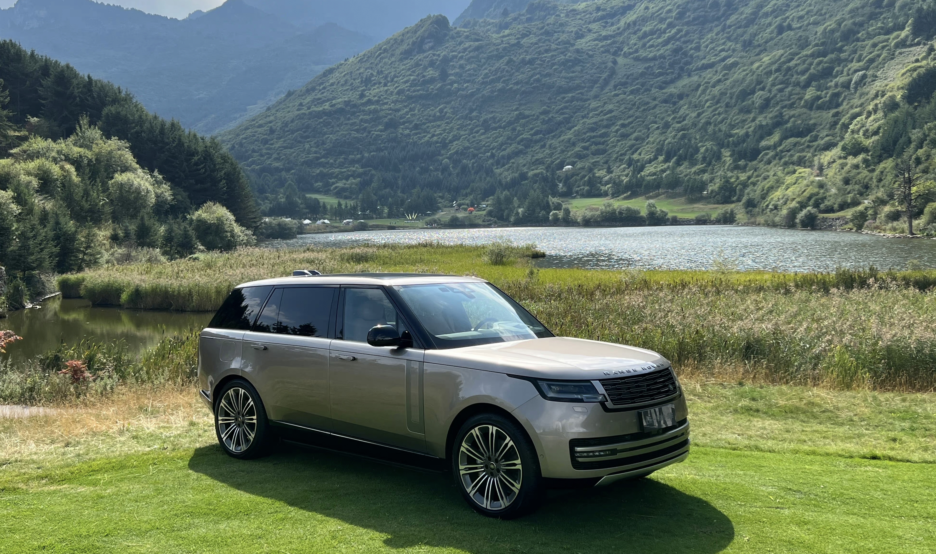 试驾147万的新款揽胜加长版,三排空间充足,乘坐舒适感上乘!