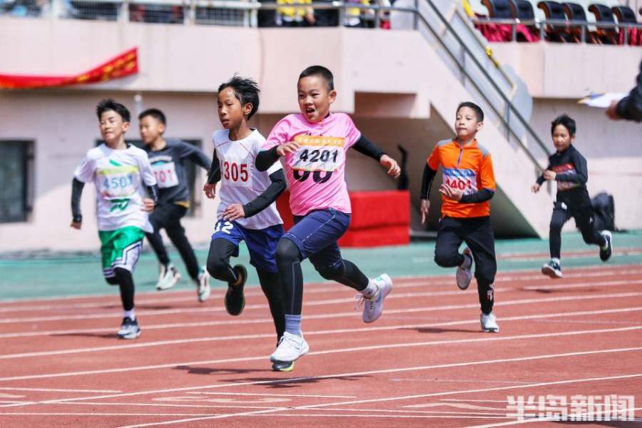 "女刘翔"黄潇潇现身青岛小学运动会赛场