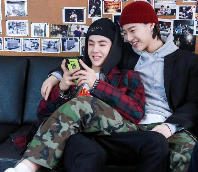 兄弟情深!王一博绿洲帮uniq队友曹承衍宣传新专