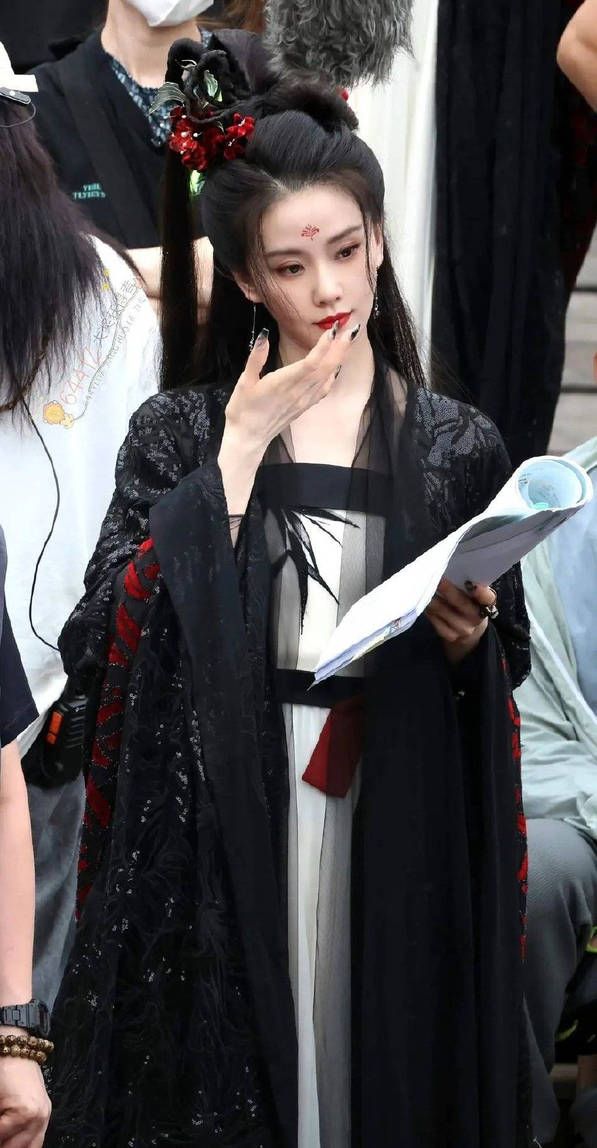 太美了!刘诗诗新剧《一念关山》古装路透,黑裙红唇造型冷酷十足