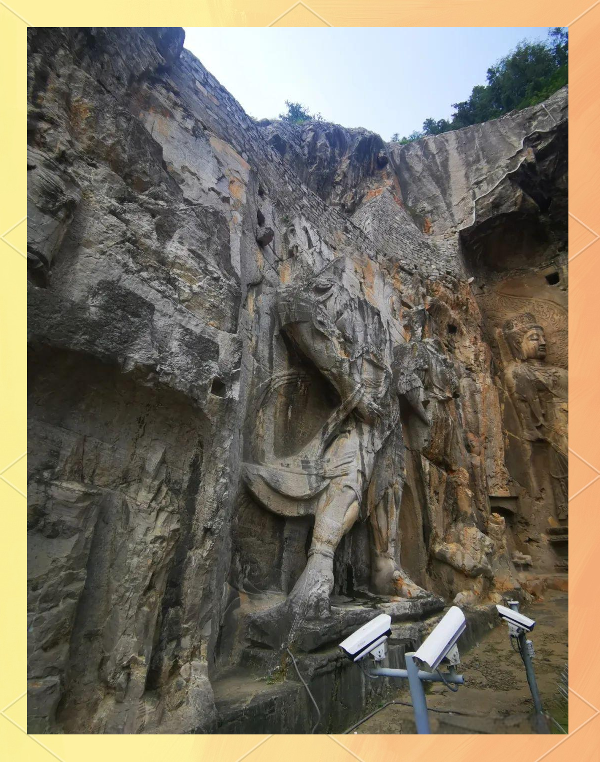 龙门石窟的卢舍那大佛:面容庄严,衣纹简朴,展现艺术之美